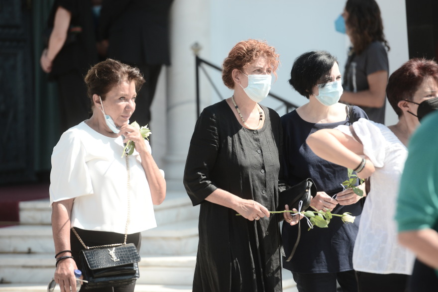Η κηδεία του Άκη Τσοχατζόπουλου: Λύγισε η Βίκυ μπροστά στο φέρετρο