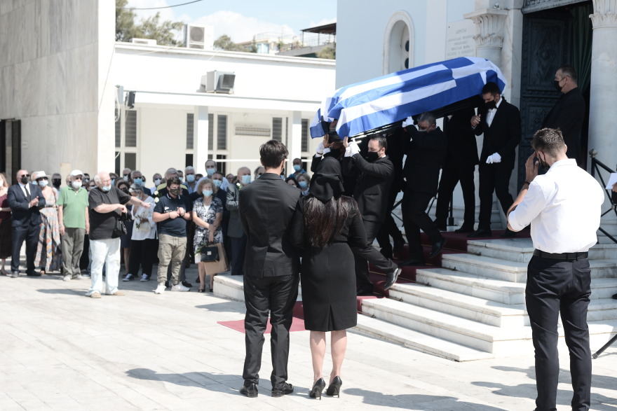 Η κηδεία του Άκη Τσοχατζόπουλου: Λύγισε η Βίκυ μπροστά στο φέρετρο