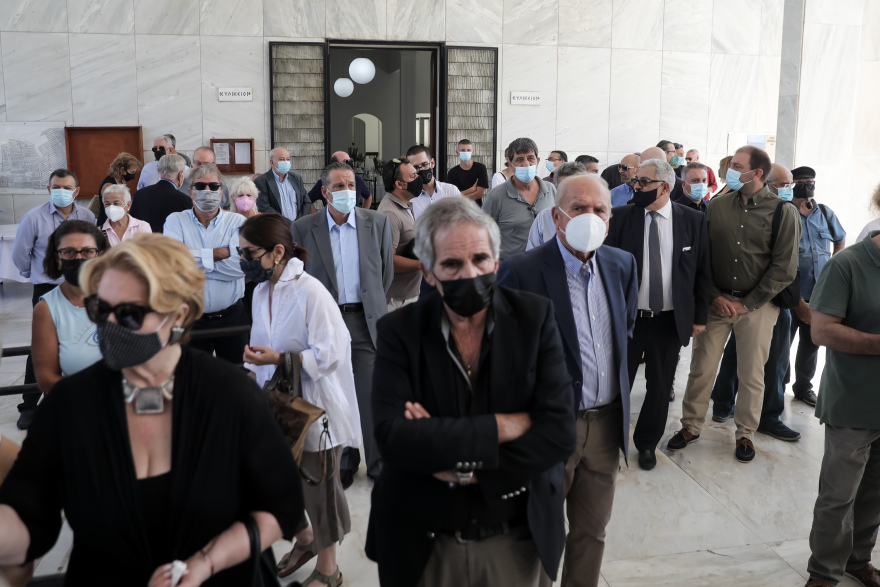 Η κηδεία του Άκη Τσοχατζόπουλου: Λύγισε η Βίκυ μπροστά στο φέρετρο