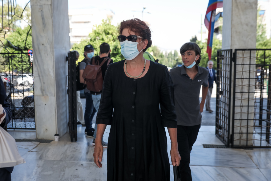 Η κηδεία του Άκη Τσοχατζόπουλου: Λύγισε η Βίκυ μπροστά στο φέρετρο