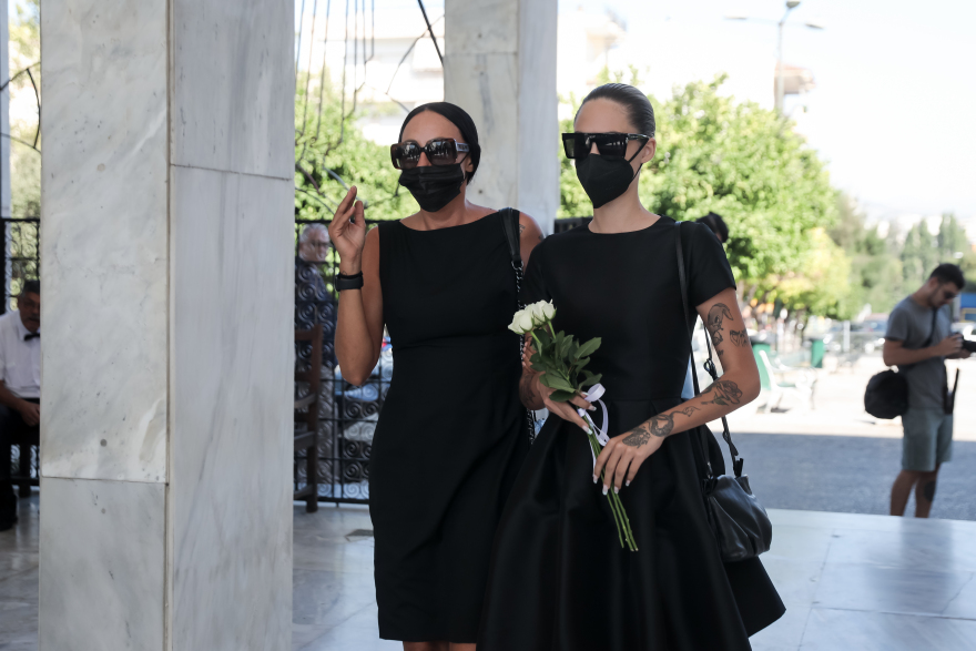 Η κηδεία του Άκη Τσοχατζόπουλου: Λύγισε η Βίκυ μπροστά στο φέρετρο