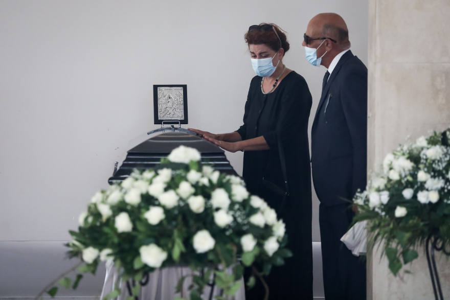 Η κηδεία του Άκη Τσοχατζόπουλου: Λύγισε η Βίκυ μπροστά στο φέρετρο