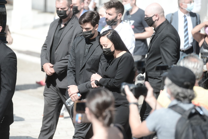 Η κηδεία του Άκη Τσοχατζόπουλου: Λύγισε η Βίκυ μπροστά στο φέρετρο