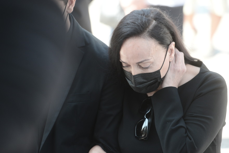 Η κηδεία του Άκη Τσοχατζόπουλου: Λύγισε η Βίκυ μπροστά στο φέρετρο