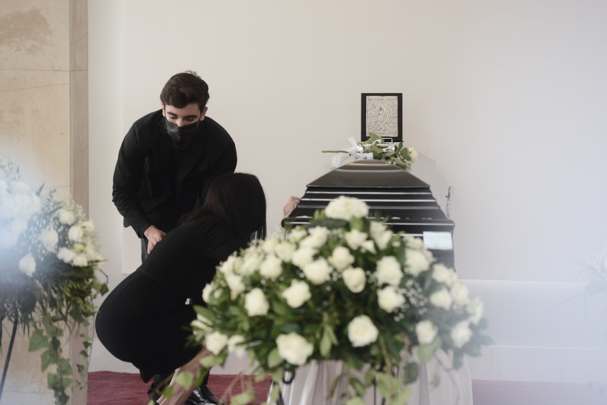 Η κηδεία του Άκη Τσοχατζόπουλου: Λύγισε η Βίκυ μπροστά στο φέρετρο