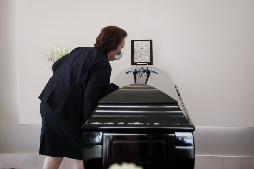 Η κηδεία του Άκη Τσοχατζόπουλου: Λύγισε η Βίκυ μπροστά στο φέρετρο