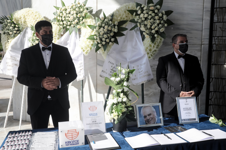 Η κηδεία του Άκη Τσοχατζόπουλου: Λύγισε η Βίκυ μπροστά στο φέρετρο