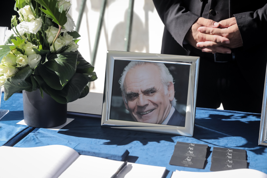 Η κηδεία του Άκη Τσοχατζόπουλου: Λύγισε η Βίκυ μπροστά στο φέρετρο