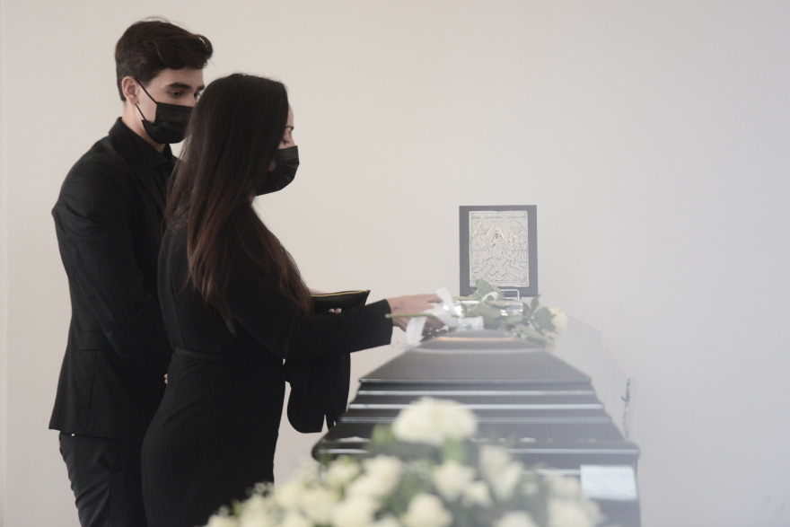 Η κηδεία του Άκη Τσοχατζόπουλου: Λύγισε η Βίκυ μπροστά στο φέρετρο