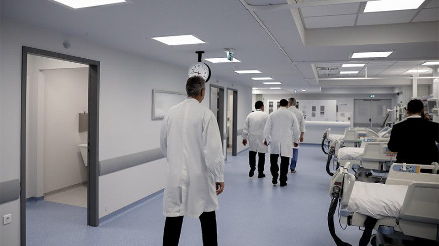 Πώς θα κλείσουν οι τρύπες  για 15.000 αναστολές  στα νοσοκομεία