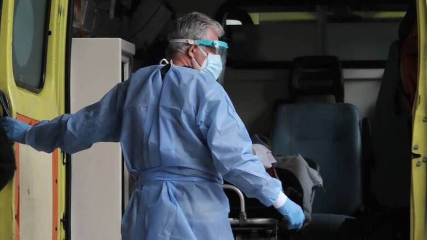 Πώς θα κλείσουν οι τρύπες  για 15.000 αναστολές  στα νοσοκομεία