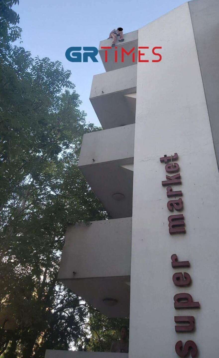 Πειραιάς: 19χρονη ανέβηκε σε ταράτσα σούπερ μάρκετ και απείλησε να αυτοκτονήσει 