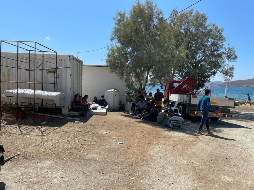 Μήλος: 124 μετανάστες εντόπισε το Λιμενικό - Φιλοξενούνται στον ναυτικό όμιλο