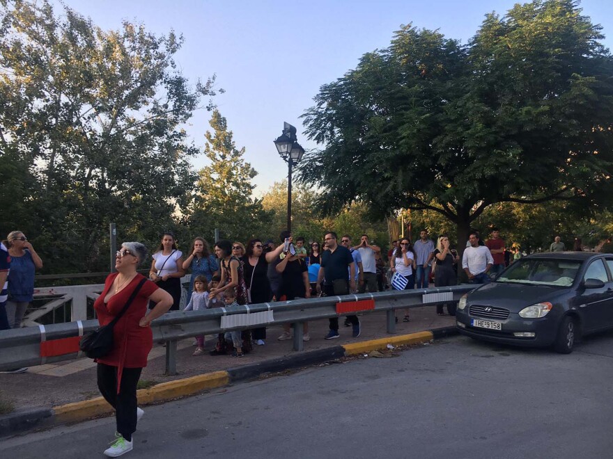 «Μάχη» για την Αμάλ: Καταδικάζει ο δήμος Λάρισας τα επεισόδια - «Γιατί τόσο μίσος για μια κούκλα;»