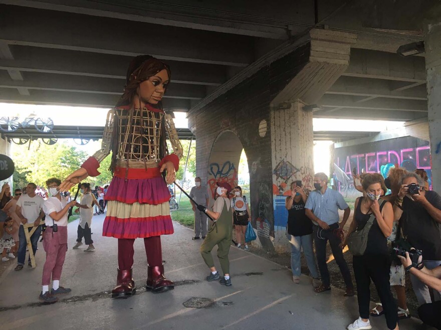 «Μάχη» για την Αμάλ: Καταδικάζει ο δήμος Λάρισας τα επεισόδια - «Γιατί τόσο μίσος για μια κούκλα;»