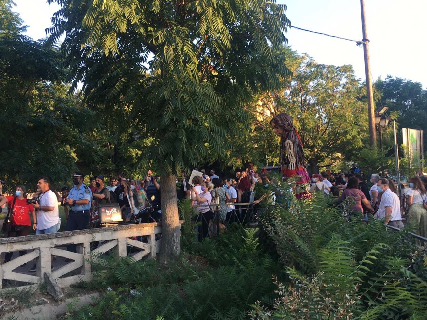 «Μάχη» για την Αμάλ: Καταδικάζει ο δήμος Λάρισας τα επεισόδια - «Γιατί τόσο μίσος για μια κούκλα;»