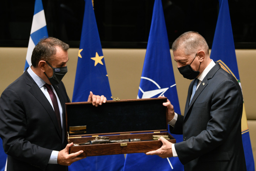 Παράδοση από Στεφανή σε Χαρδαλιά: Οι αγκαλιές, τα θερμά λόγια και ο Άλκης Jr    