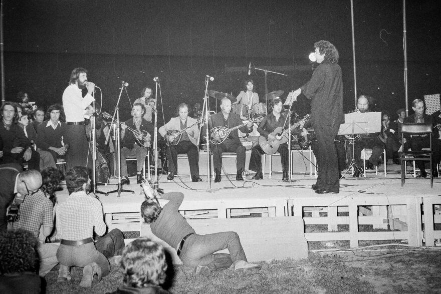 Μίκης Θεοδωράκης: Οι δύο συναυλίες μετά την πτώση της χούντας στο στάδιο Καραϊσκάκη που έγραψαν τη δική τους Ιστορία