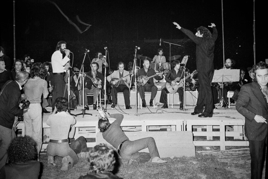 Μίκης Θεοδωράκης: Οι δύο συναυλίες μετά την πτώση της χούντας στο στάδιο Καραϊσκάκη που έγραψαν τη δική τους Ιστορία