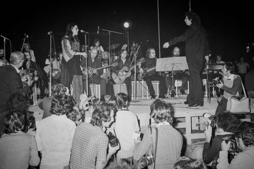 Μίκης Θεοδωράκης: Οι δύο συναυλίες μετά την πτώση της χούντας στο στάδιο Καραϊσκάκη που έγραψαν τη δική τους Ιστορία