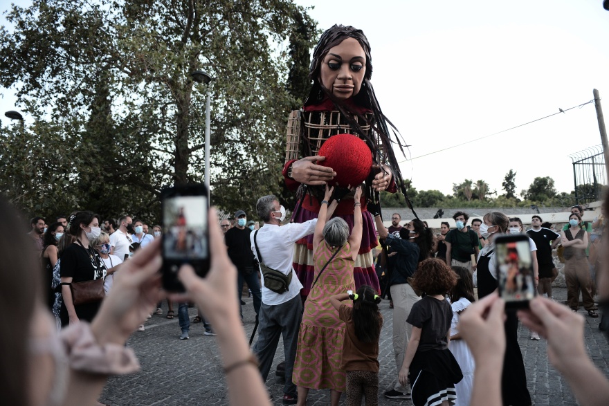 Υπό τους ήχους του τραγουδιού «Άσμα Ασμάτων» η μικρή Αμάλ περιπλανήθηκε στο κέντρο της Αθήνας