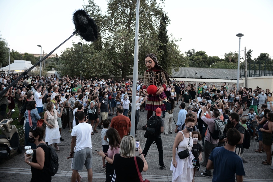 Υπό τους ήχους του τραγουδιού «Άσμα Ασμάτων» η μικρή Αμάλ περιπλανήθηκε στο κέντρο της Αθήνας