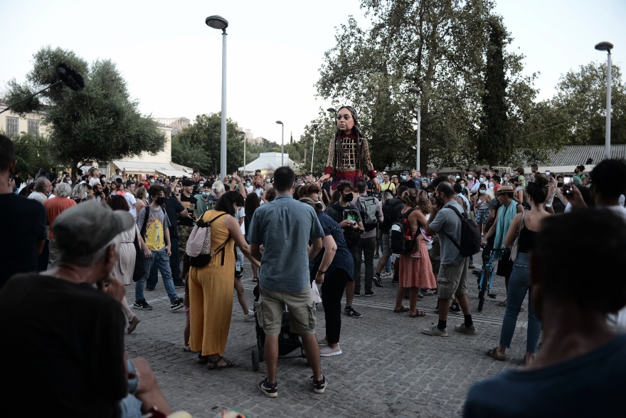 Υπό τους ήχους του τραγουδιού «Άσμα Ασμάτων» η μικρή Αμάλ περιπλανήθηκε στο κέντρο της Αθήνας