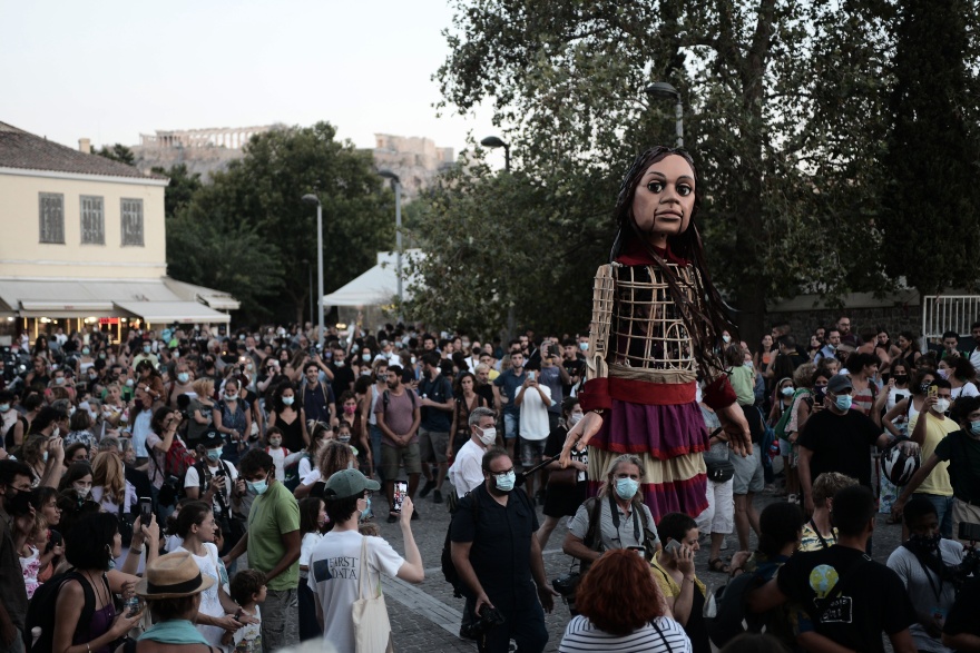 Υπό τους ήχους του τραγουδιού «Άσμα Ασμάτων» η μικρή Αμάλ περιπλανήθηκε στο κέντρο της Αθήνας