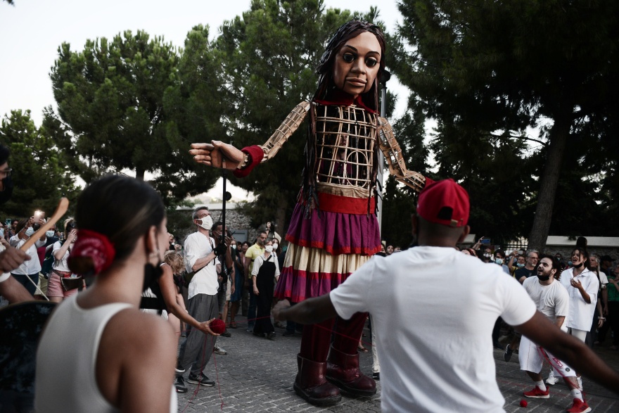 Υπό τους ήχους του τραγουδιού «Άσμα Ασμάτων» η μικρή Αμάλ περιπλανήθηκε στο κέντρο της Αθήνας