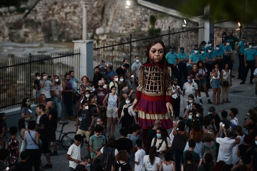 Υπό τους ήχους του τραγουδιού «Άσμα Ασμάτων» η μικρή Αμάλ περιπλανήθηκε στο κέντρο της Αθήνας