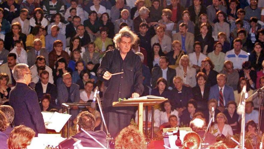 Μίκης Θεοδωράκης: Βαθιά υπόκλιση στον παγκόσμιο Έλληνα – Από την Τρίτη σε λαϊκό προσκύνημα