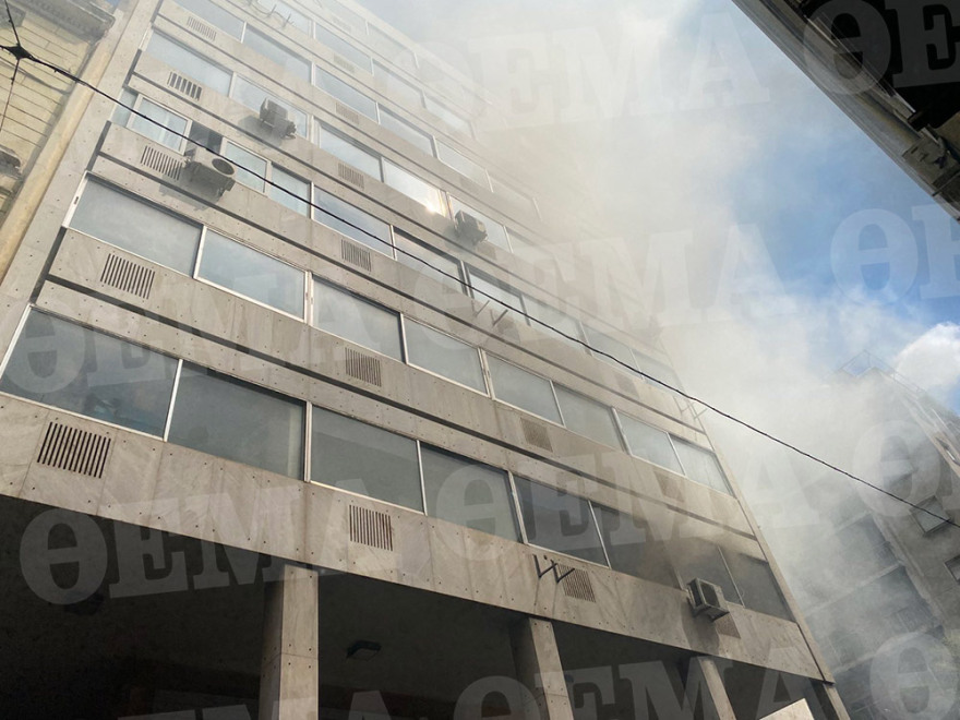 Υπό έλεγχο η φωτιά σε κτίριο στο κέντρο της Αθήνας - Απεγκλώβισαν ανθρώπους από τους ορόφους  