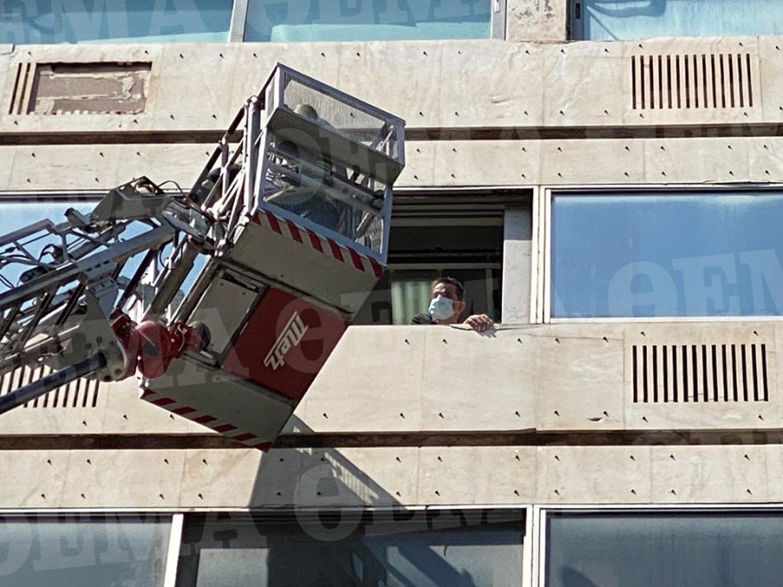 Υπό έλεγχο η φωτιά σε κτίριο στο κέντρο της Αθήνας - Απεγκλώβισαν ανθρώπους από τους ορόφους  