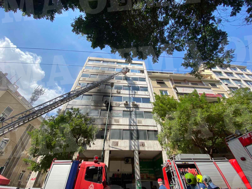 Υπό έλεγχο η φωτιά σε κτίριο στο κέντρο της Αθήνας - Απεγκλώβισαν ανθρώπους από τους ορόφους  