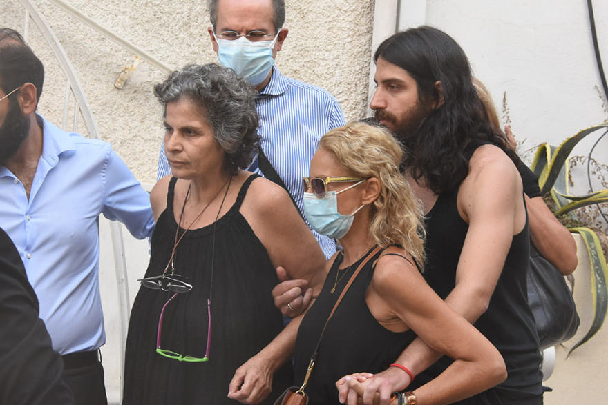 Μίκης Θεοδωράκης: Η στιγμή που βγαίνει η σορός του από το σπίτι του