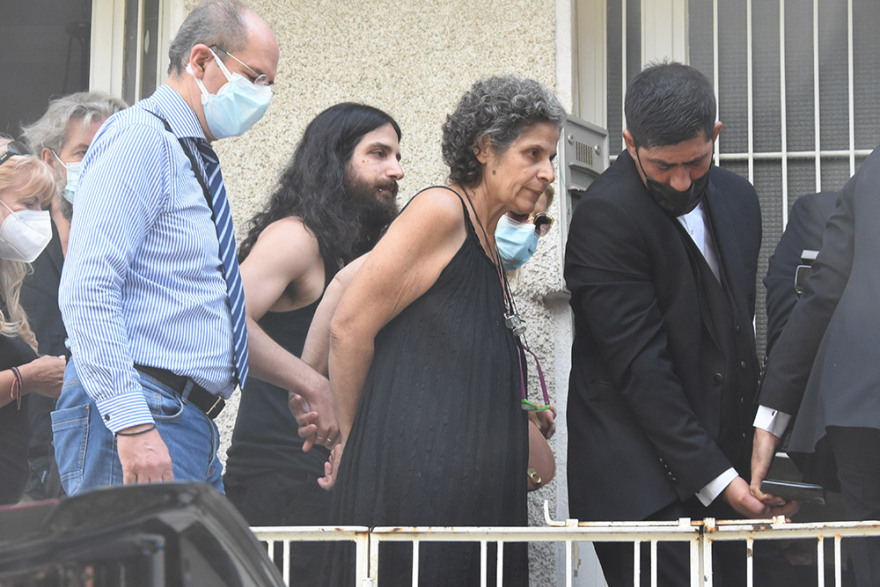 Μίκης Θεοδωράκης: Η στιγμή που βγαίνει η σορός του από το σπίτι του