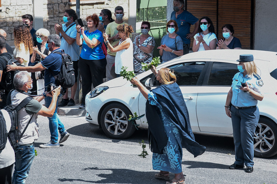 Μίκης Θεοδωράκης: Η στιγμή που βγαίνει η σορός του από το σπίτι του
