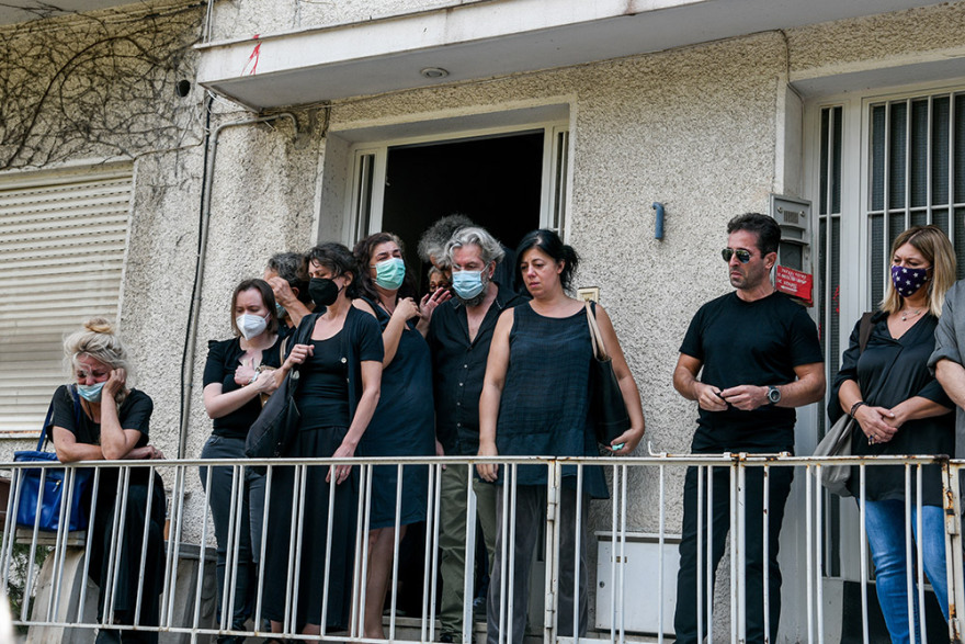 Μίκης Θεοδωράκης: Η στιγμή που βγαίνει η σορός του από το σπίτι του