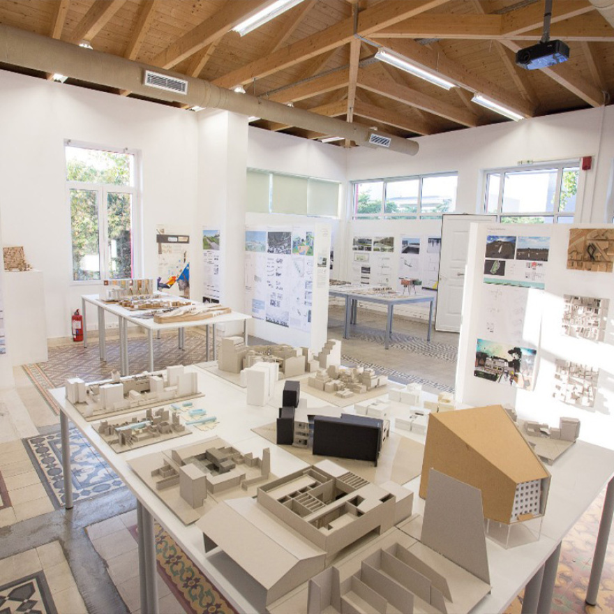 Σπούδασε στα κορυφαία πανεπιστήμια του κόσμου μένοντας στην Ελλάδα