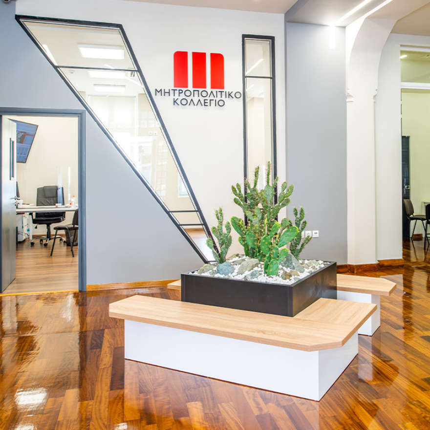 Σπούδασε στα κορυφαία πανεπιστήμια του κόσμου μένοντας στην Ελλάδα