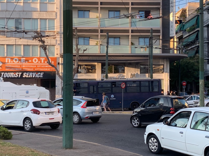 Μικρή Αμάλ: Επεισόδια στο Μεταξουργείο - Συγκεντρώθηκαν ομάδες ακροδεξιών και αντιεξουσιαστών 