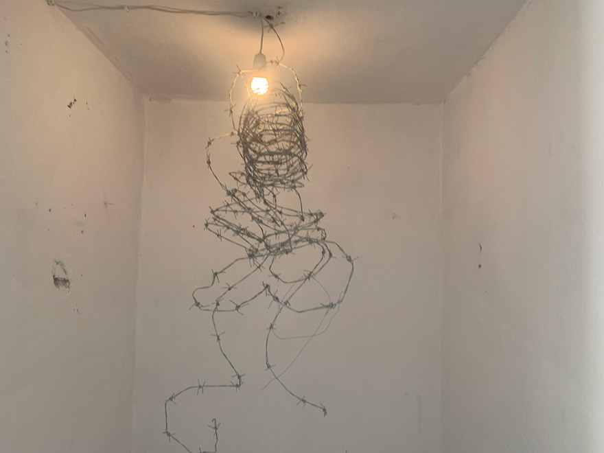 Μίκης Θεοδωράκης: Κόσμος αφήνει λουλούδια στο κελί του στον Ωρωπό 