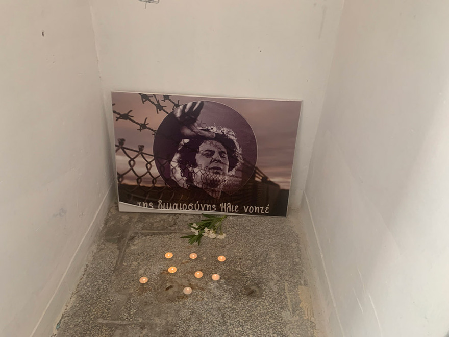 Μίκης Θεοδωράκης: Κόσμος αφήνει λουλούδια στο κελί του στον Ωρωπό 