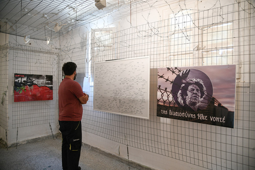 Μίκης Θεοδωράκης: Κόσμος αφήνει λουλούδια στο κελί του στον Ωρωπό 