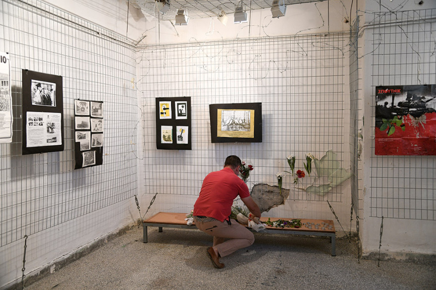 Μίκης Θεοδωράκης: Κόσμος αφήνει λουλούδια στο κελί του στον Ωρωπό 