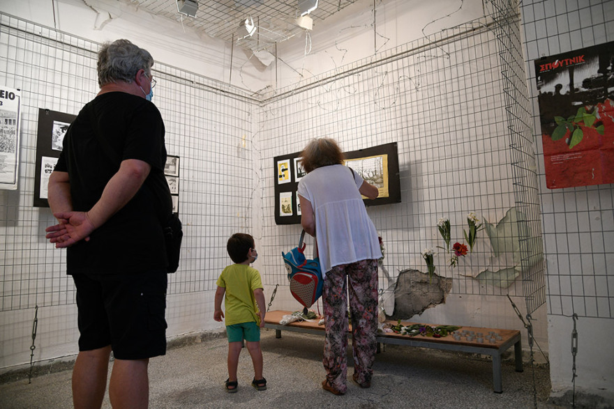 Μίκης Θεοδωράκης: Κόσμος αφήνει λουλούδια στο κελί του στον Ωρωπό 