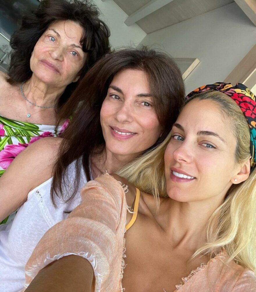 Δούκισσα Νομικού: Ποζάρει με τη μαμά και τη γιαγιά της - Μοιάζουν;
