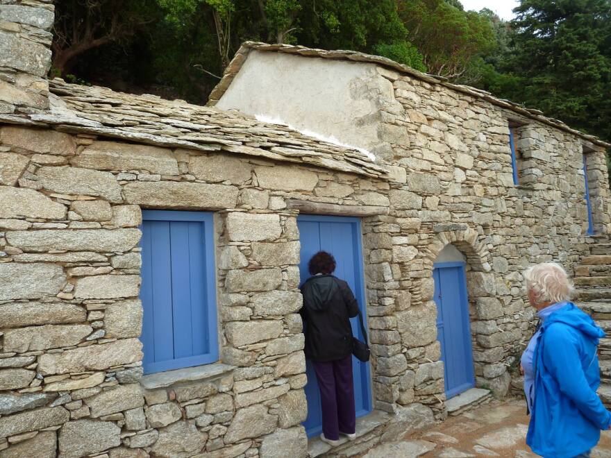 Μίκης Θεοδωράκης: Το θρυλικό «σπίτι με τους σκορπιούς» όπου διέμενε εξόριστος στην Ικαρία... πενθεί για τον χαμό του