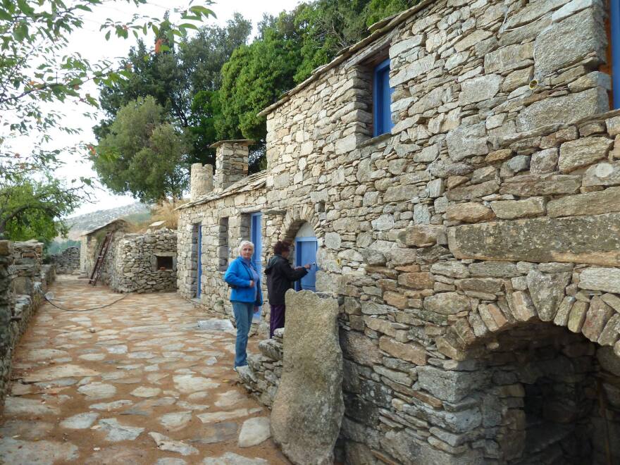 Μίκης Θεοδωράκης: Το θρυλικό «σπίτι με τους σκορπιούς» όπου διέμενε εξόριστος στην Ικαρία... πενθεί για τον χαμό του