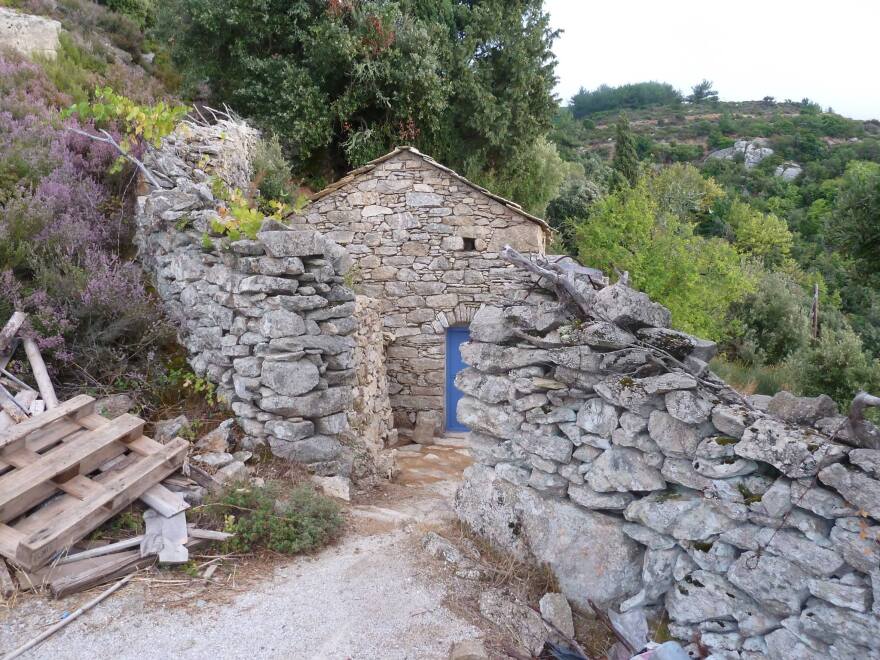 Μίκης Θεοδωράκης: Το θρυλικό «σπίτι με τους σκορπιούς» όπου διέμενε εξόριστος στην Ικαρία... πενθεί για τον χαμό του